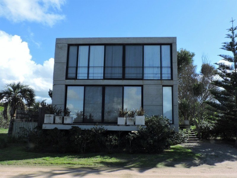 Casa en alquiler y venta sobre la playa en Punta Piedras, La Barra.