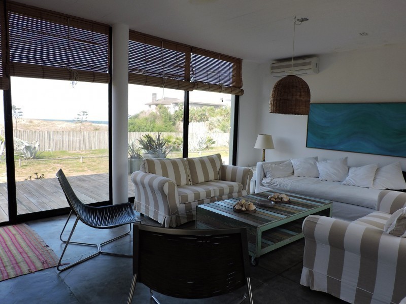 Casa en alquiler y venta sobre la playa en Punta Piedras, La Barra.