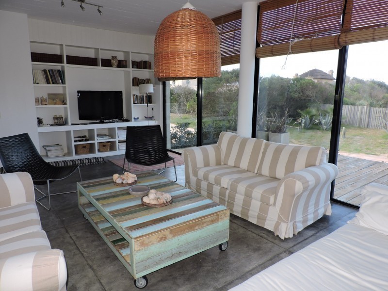 Casa en alquiler y venta sobre la playa en Punta Piedras, La Barra.