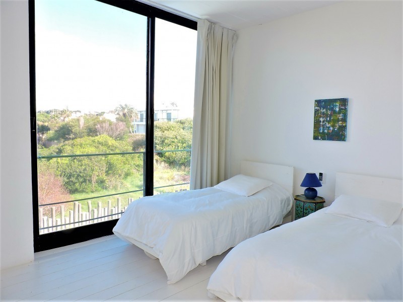 Casa en alquiler y venta sobre la playa en Punta Piedras, La Barra.