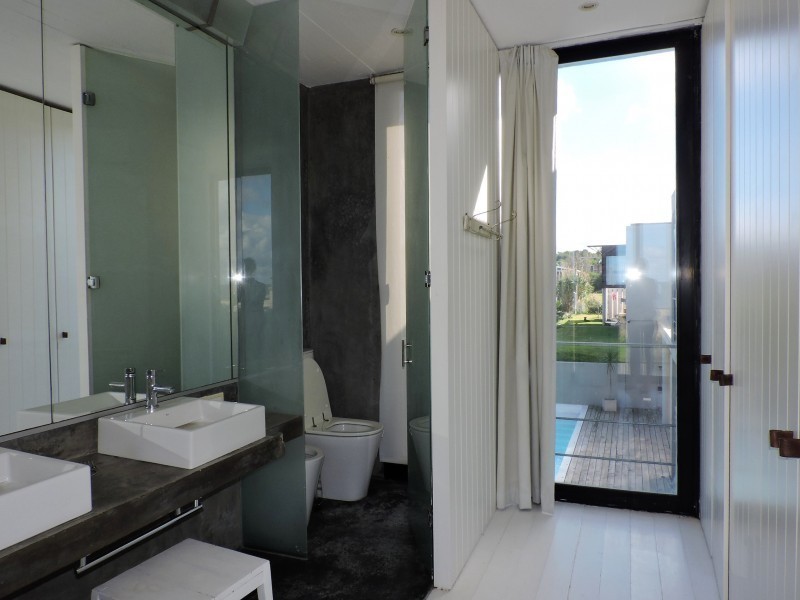 Casa en alquiler y venta sobre la playa en Punta Piedras, La Barra.