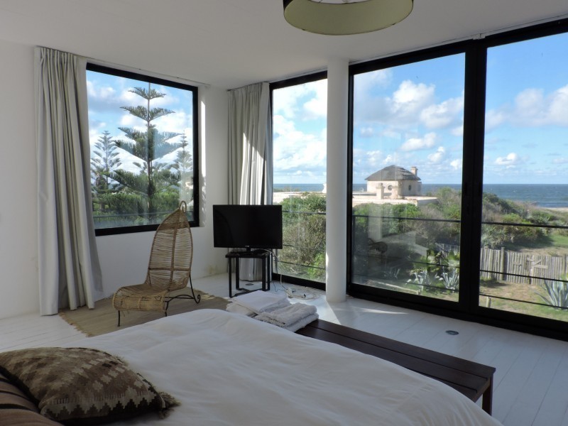 Casa en alquiler y venta sobre la playa en Punta Piedras, La Barra.