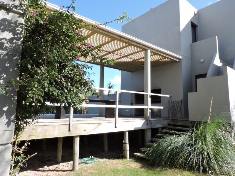 Casa en alquiler y venta sobre la playa en Punta Piedras, La Barra.