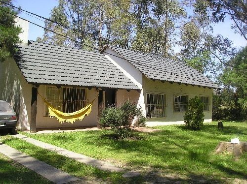 Casa en alquiler para disfrutar de la paz del bosque, a una cuadra del arroyo, La Barra.