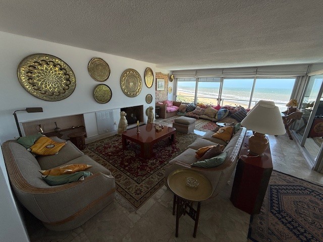 Amplia planta sobre playa brava en venta y alquiler