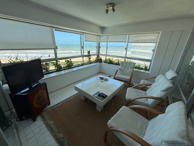 Amplia planta sobre playa brava en venta y alquiler