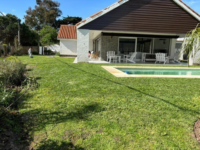Alquiler de Casa con 4 Dormitorios y Pileta