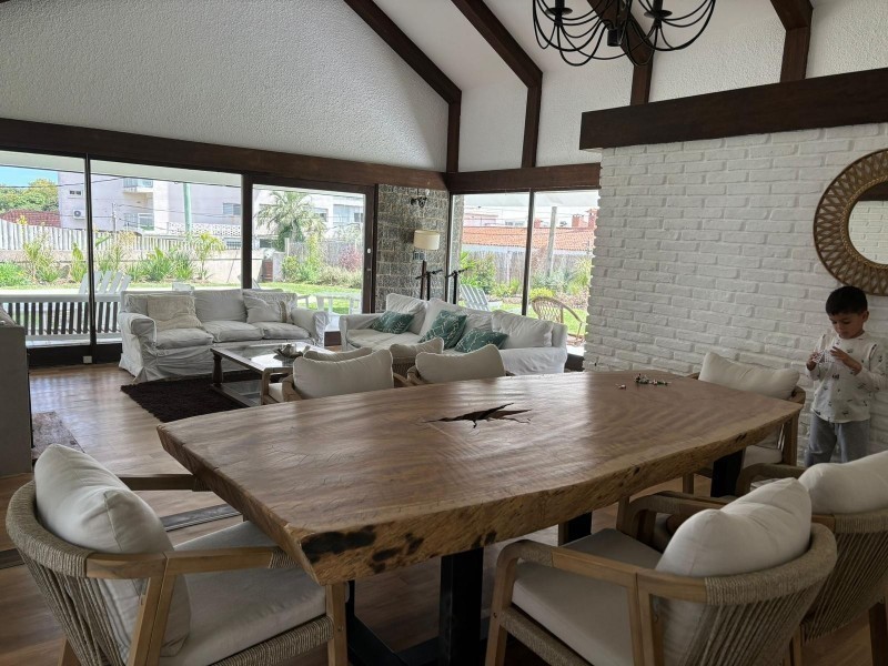 Alquiler de Casa con 4 Dormitorios y Pileta
