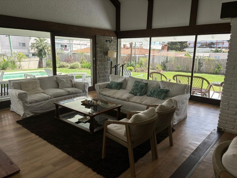 Alquiler de Casa con 4 Dormitorios y Pileta