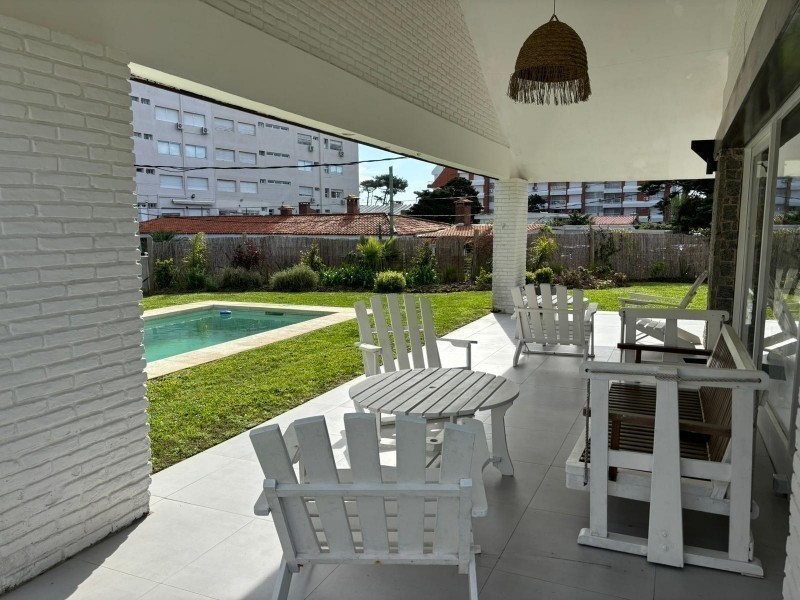 Alquiler de Casa con 4 Dormitorios y Pileta