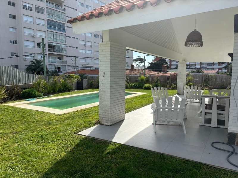 Alquiler de Casa con 4 Dormitorios y Pileta