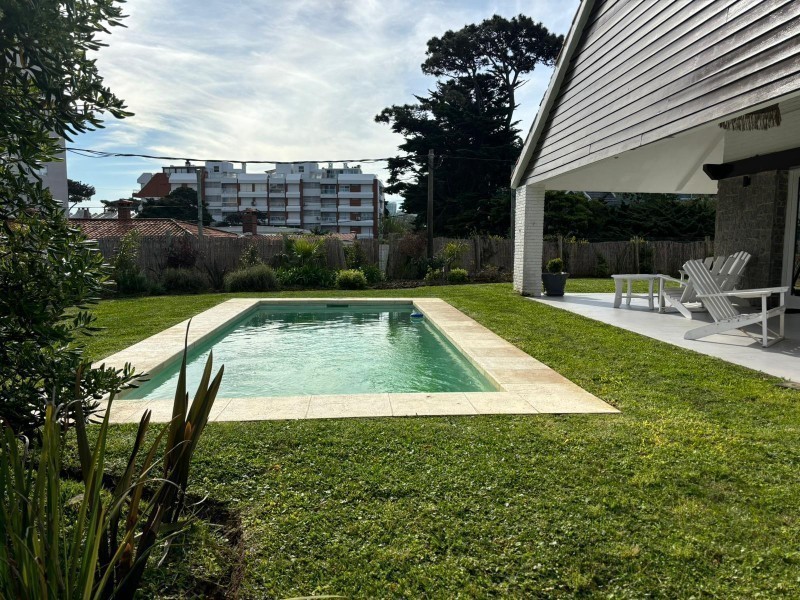 Alquiler de Casa con 4 Dormitorios y Pileta