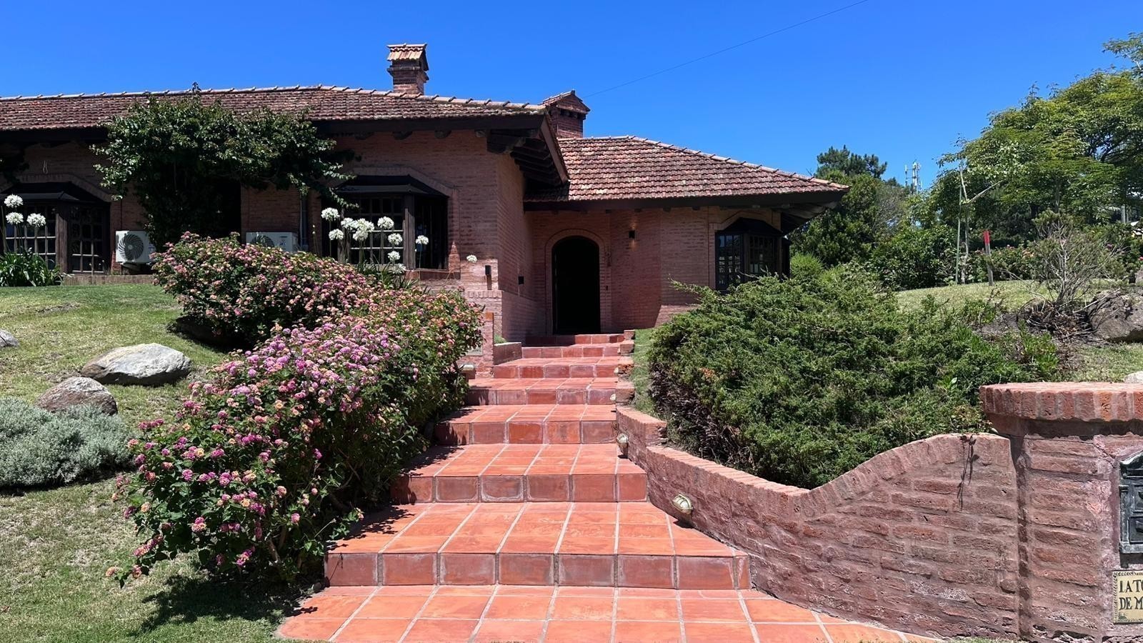 Impresionante Casa con Vista al Mar y Amplios Espacios