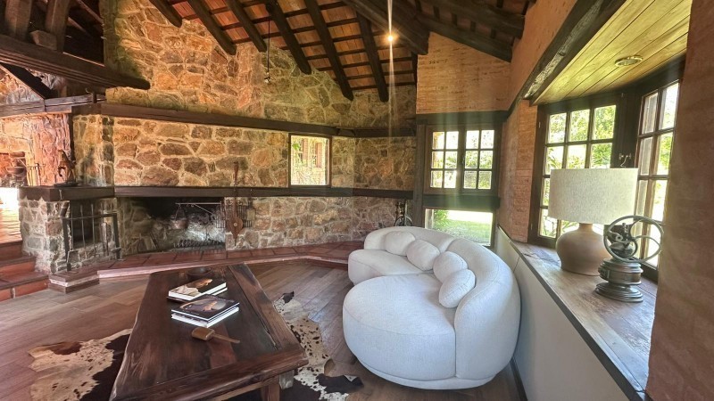 Impresionante Casa con Vista al Mar y Amplios Espacios