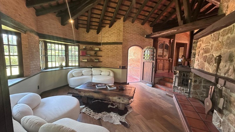 Impresionante Casa con Vista al Mar y Amplios Espacios