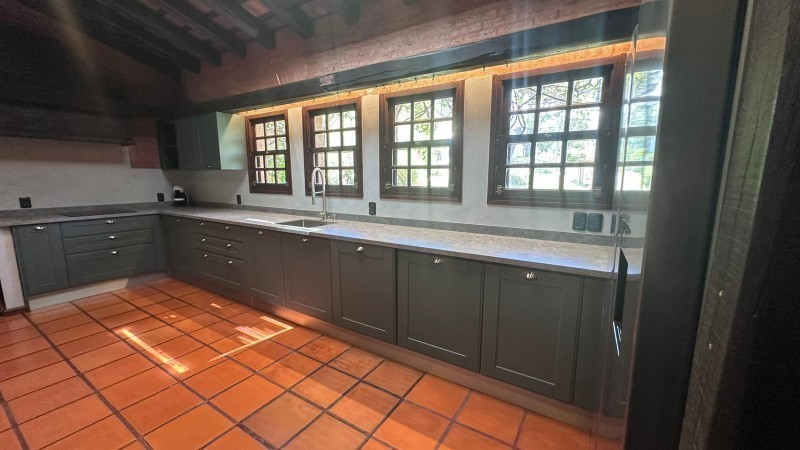 Impresionante Casa con Vista al Mar y Amplios Espacios