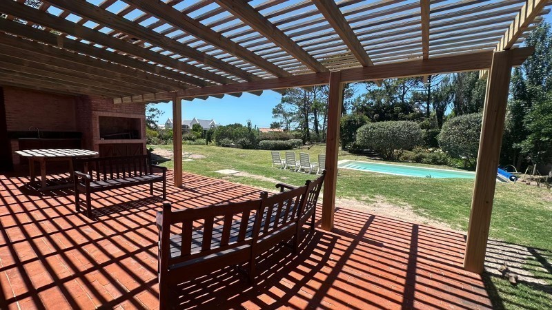 Impresionante Casa con Vista al Mar y Amplios Espacios