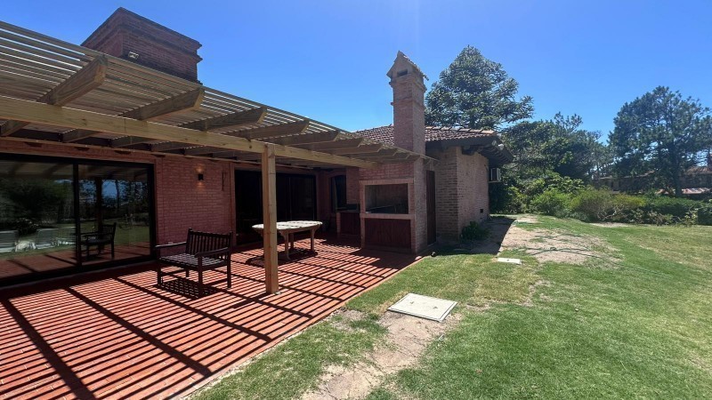 Impresionante Casa con Vista al Mar y Amplios Espacios