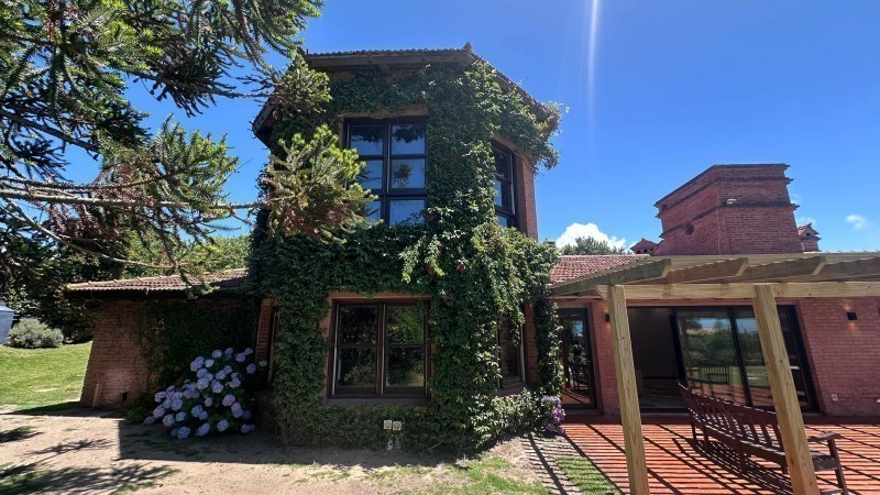 Impresionante Casa con Vista al Mar y Amplios Espacios