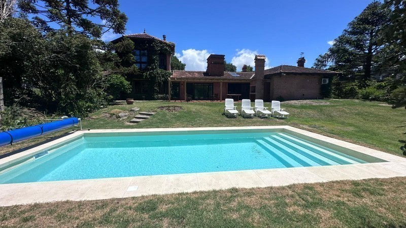 Impresionante Casa con Vista al Mar y Amplios Espacios
