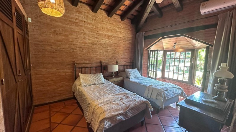 Impresionante Casa con Vista al Mar y Amplios Espacios