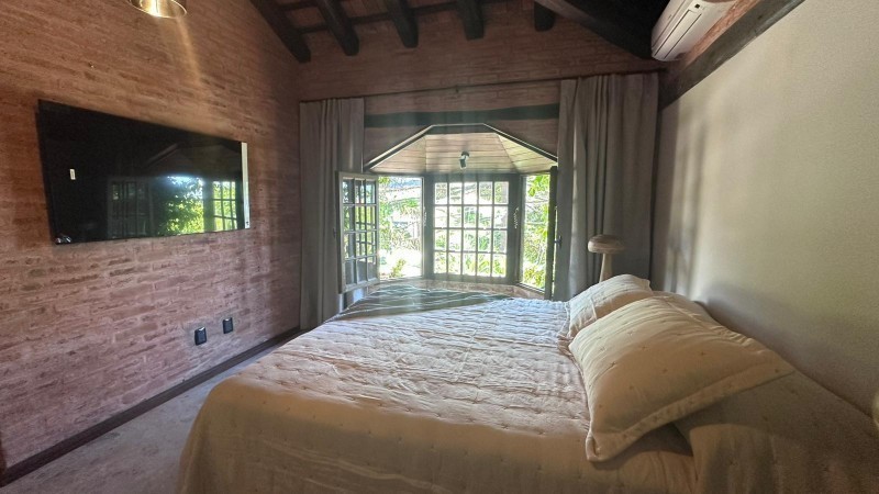 Impresionante Casa con Vista al Mar y Amplios Espacios