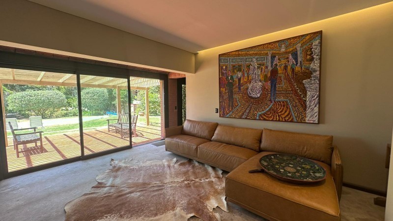 Impresionante Casa con Vista al Mar y Amplios Espacios