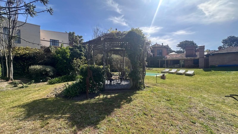 Impresionante Casa con Vista al Mar y Amplios Espacios