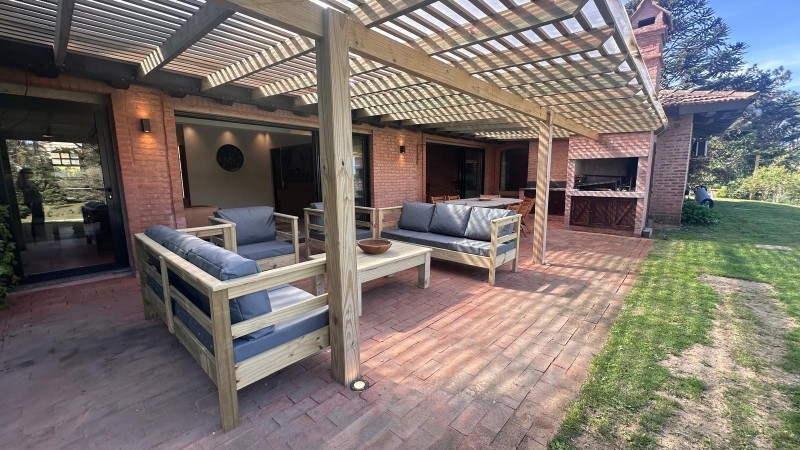 Impresionante Casa con Vista al Mar y Amplios Espacios