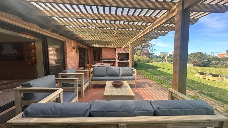 Impresionante Casa con Vista al Mar y Amplios Espacios