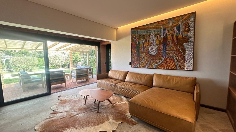 Impresionante Casa con Vista al Mar y Amplios Espacios