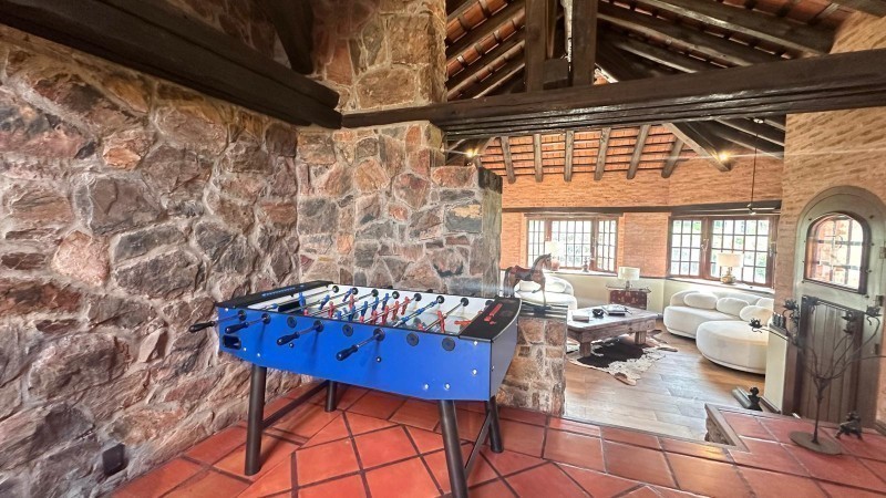 Impresionante Casa con Vista al Mar y Amplios Espacios