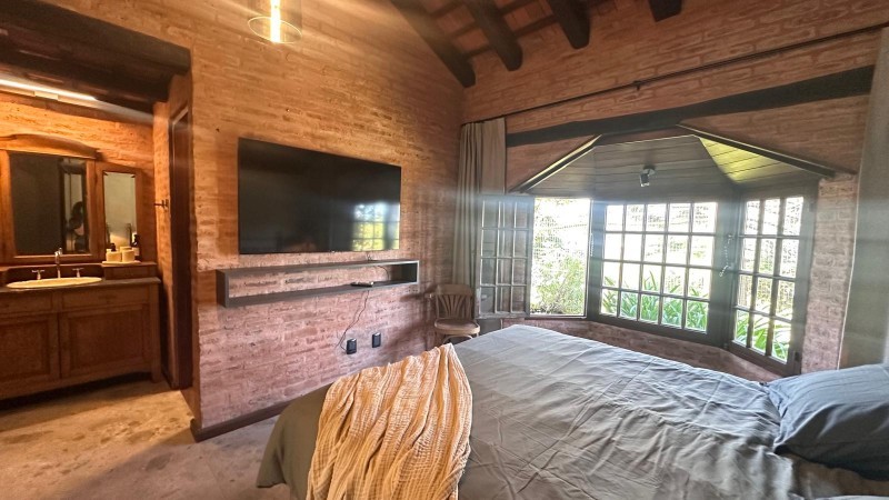 Impresionante Casa con Vista al Mar y Amplios Espacios