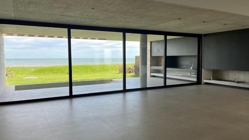 Casa Arte Barra en venta sobre el mar 
