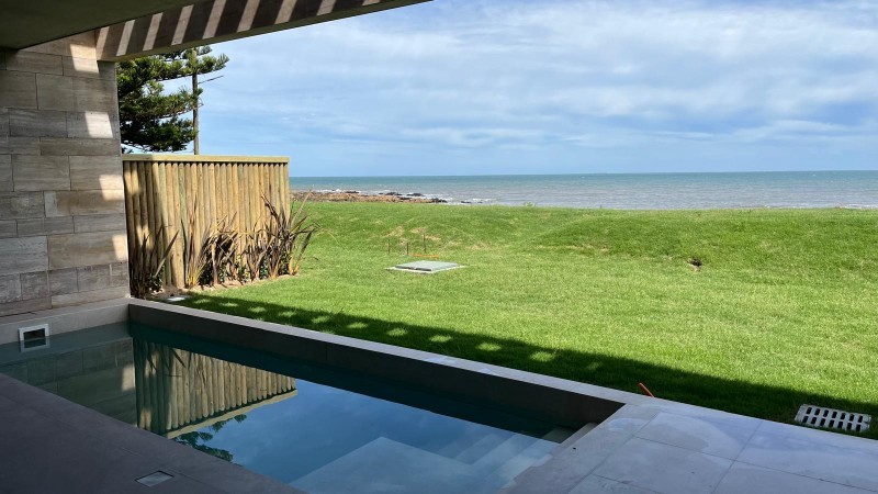 Casa Arte Barra en venta sobre el mar 