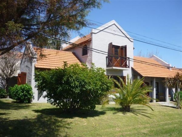 Hermosa casa en alquiler en el Club de La Barra.