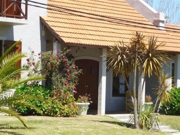 Hermosa casa en alquiler en el Club de La Barra.