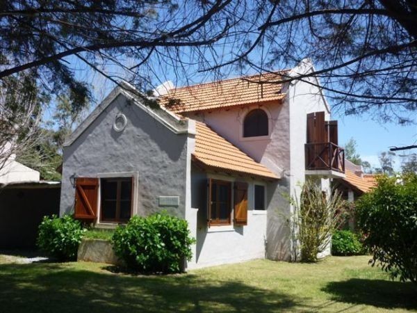 Hermosa casa en alquiler en el Club de La Barra.
