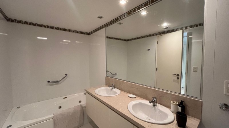 Departamento en Venta con 2 Suites y Balcón