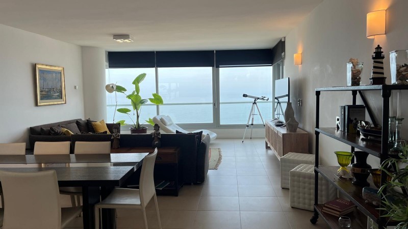Departamento en Venta con 2 Suites y Balcón