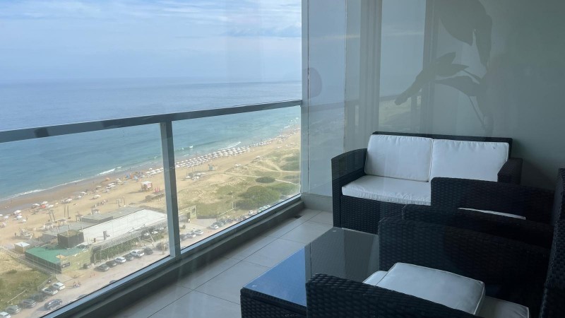 Departamento en Venta con 2 Suites y Balcón