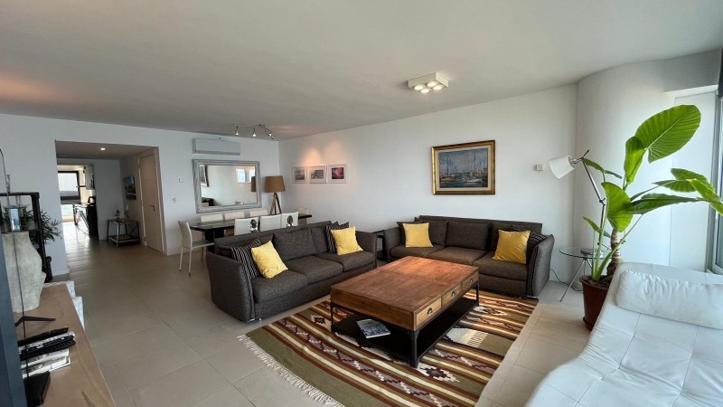 Departamento en Venta con 2 Suites y Balcón