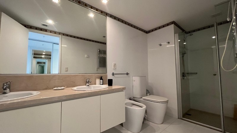Departamento en Venta con 2 Suites y Balcón