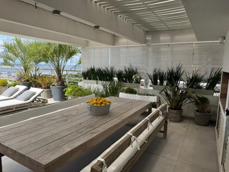 Hermoso penthouse en edificio en primera línea al mar 