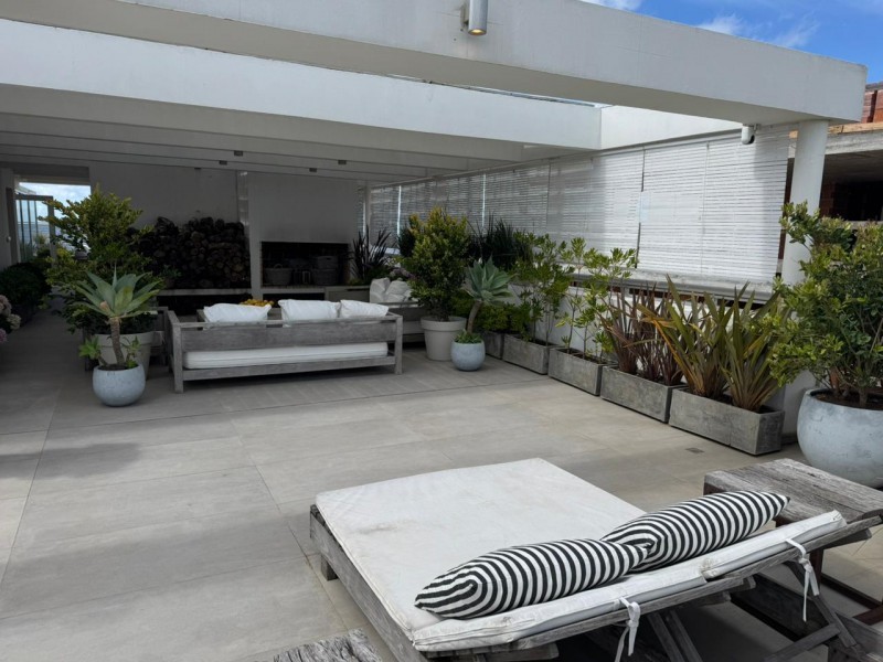 Hermoso penthouse en edificio en primera línea al mar 