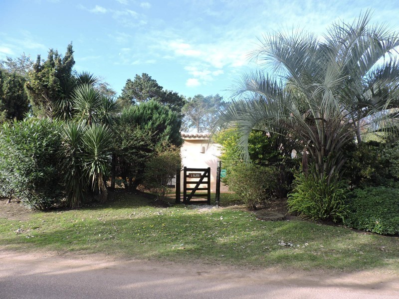 Coqueto chalet colonial en alquiler y venta sobre el corazón de La Barra