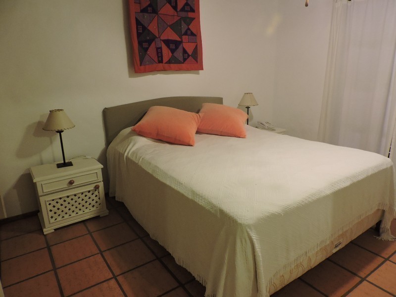 Coqueto chalet colonial en alquiler y venta sobre el corazón de La Barra