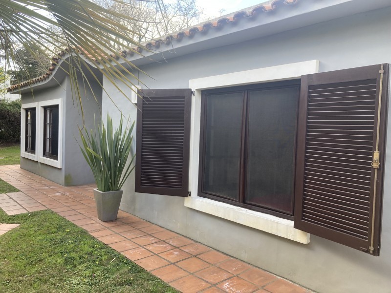 Coqueto chalet colonial en alquiler y venta sobre el corazón de La Barra