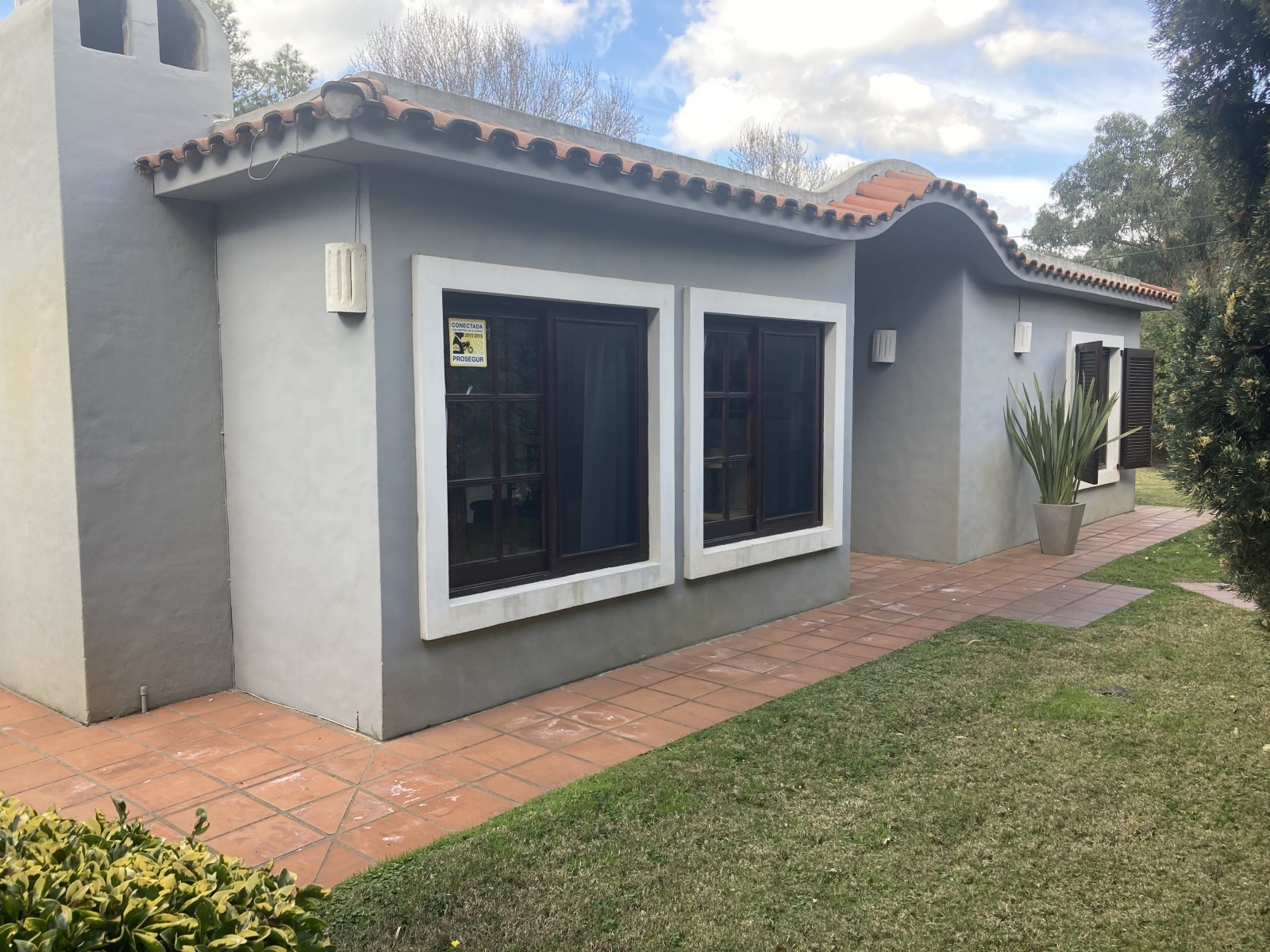 Coqueto chalet colonial en alquiler y venta sobre el corazón de La Barra