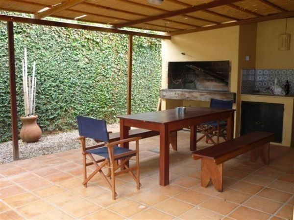 Coqueto chalet colonial en alquiler y venta sobre el corazón de La Barra